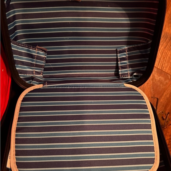 Heys Carryon and Cosmetic Bag Set - Picture 12 of 12